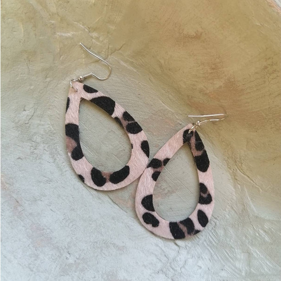 Faux Fur Cheetah Hollow Out Teardrop Dangle Earrings - Picture 1 of 9